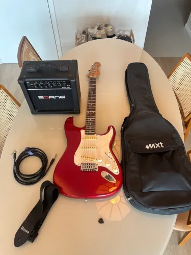Kit Guitarra Stratocaster Vermelha + Amplificador Borne + Capa e Acessórios