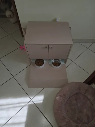 VENDO UM CRIADO MUDO NA COR ROSA PRA ALIMENTADOR DE PETS DUPLO, USAVA PRA POR COMEDOURO 
