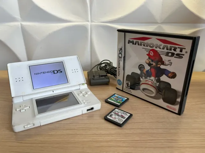 NINTENDO DS LITE BRANCO + 2 JOGOS MARIO + CARREGADOR ORIGINAL