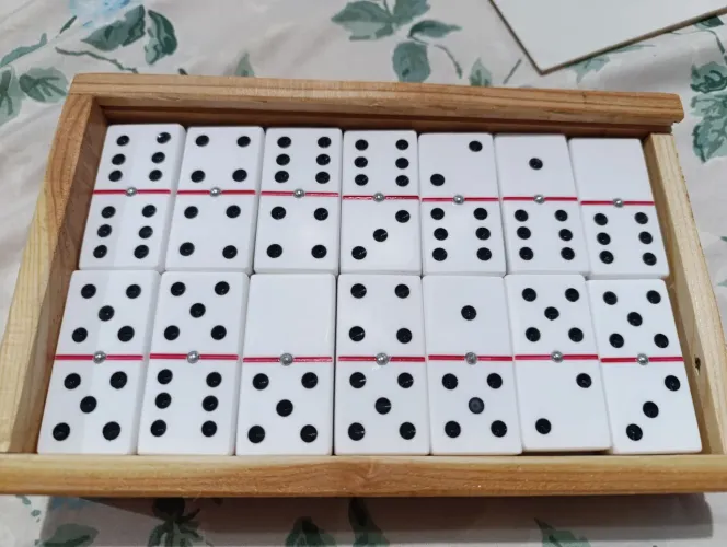 Dominó de acrílico mineral