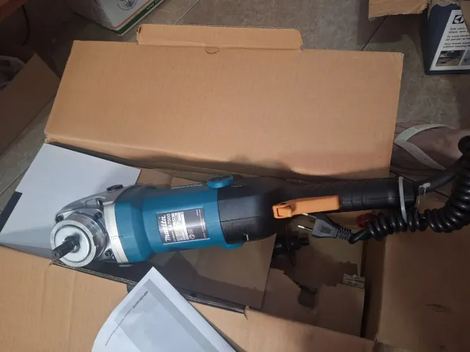 Vende-se lixadeira angular makita SA-7000 nova