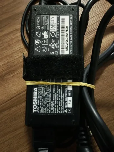 Vendo fonte para notebook Toshiba STI original por 50 reais para vir retirar ok 