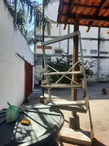 Prateleira em aço Alt.: 2,30m, P.: 31,5cm, L.: 99,00cm (usada)