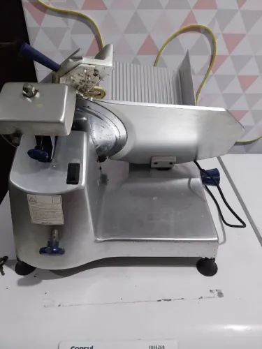 ? VENDO MÁQUINA DE CORTAR FRIOS GURAL ? MODELO GLP-275