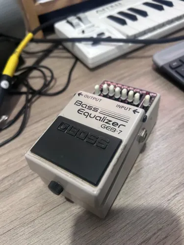 Pedal Equalizador de Baixo GEB-7 da BOSS