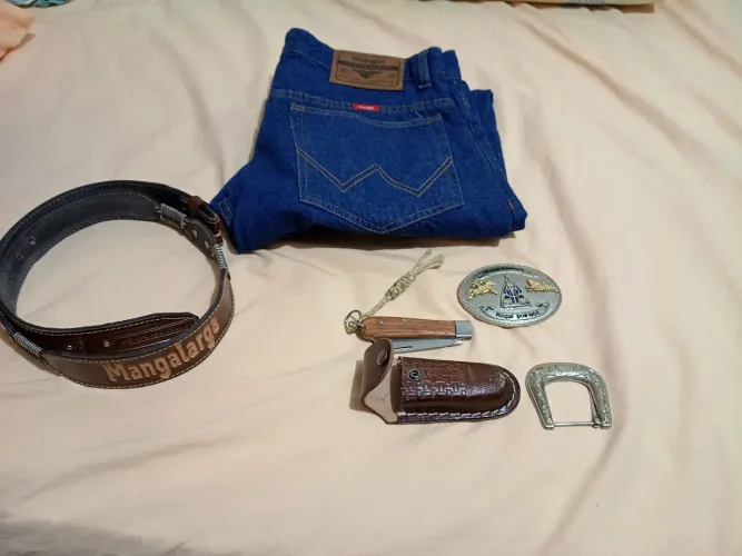 Vende se calça jeans da wangler n44  um cinto um canivete com bahinha e uma fivela 