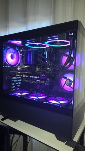 PC Gamer Ryzen 7 5700X + RTX 5060 Ti | NOVO | 1TB NVMe | WC 240mm com Tela | Wi-Fi