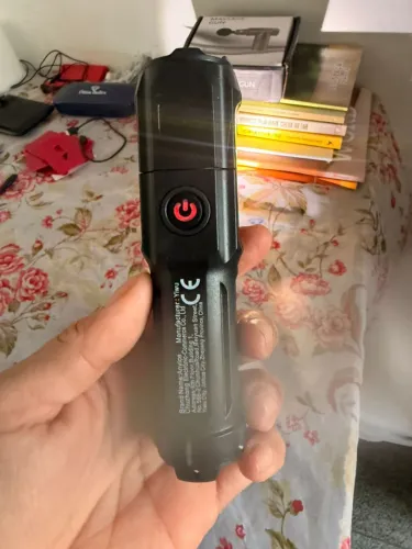 Lanterna de led , carrega na tomada
