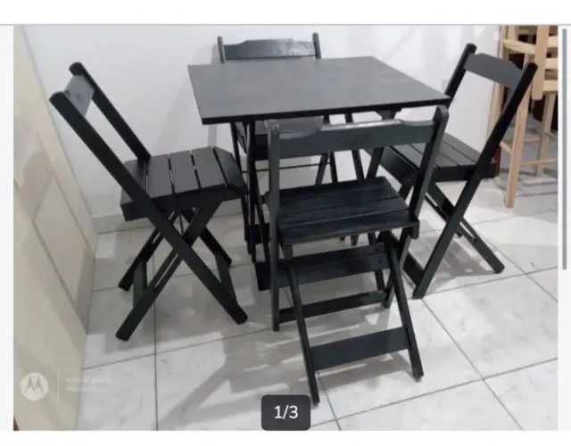 Mesa e Cadeiras de Madeira