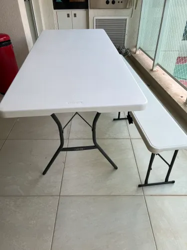 Mesa dobrável Lifetime com banco ? branca ? como nova