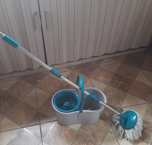 Vende-se Mop Giratório Completo - Limpeza Eficiente