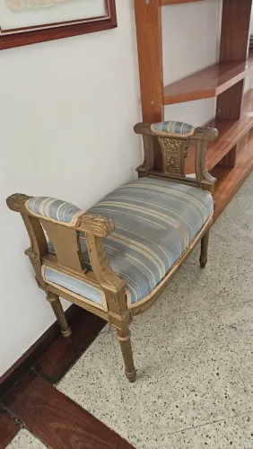 Banqueta azul e dourada