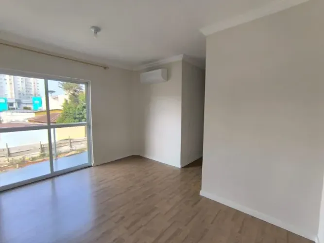 Alugo lindo apartamento com 3 quartos no centro de São José com ar-condicionado