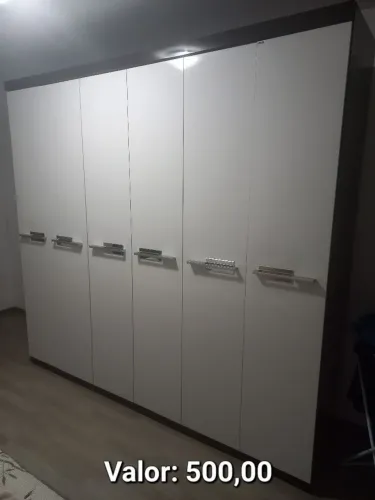 Guarda-roupa espaçoso 