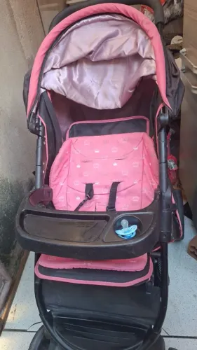 Vendo carrinho com bebê conforto da marca Cosco número pra contato *
