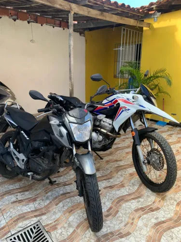 DUAS MOTOS PRA VENDE OU TROCA 
