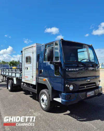 Ford Cargo 816 equipado com cabine suplementar