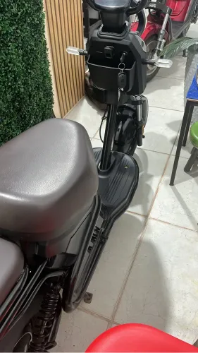 Scooter elétrica seminova em excelente estado