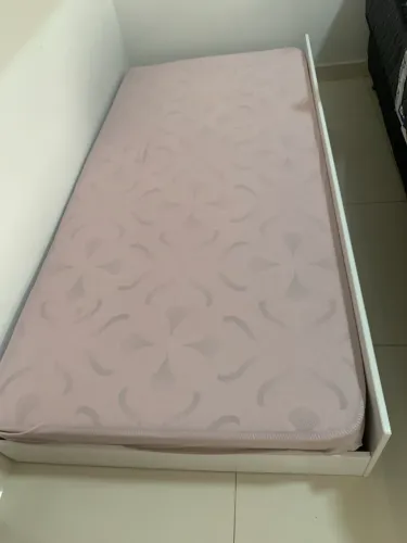 Cama de solteiro auxiliar com colchão novo.