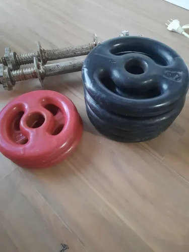 KIT DE MUSCULAÇÃO: 6 ANILHAS EMBORRACHAS E 2 SUPORTES. 