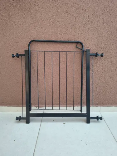 Portão de porta pra cachorro.