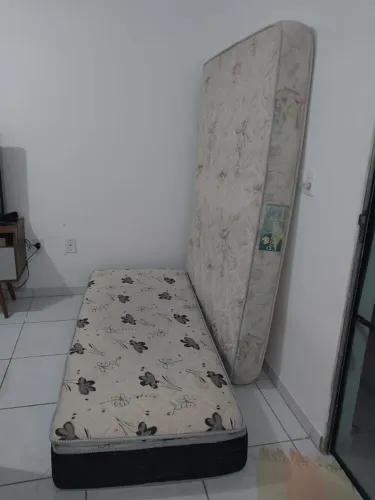 Colchão Casal semi-novo, pouco uso. Brinde um colchão de solteiro