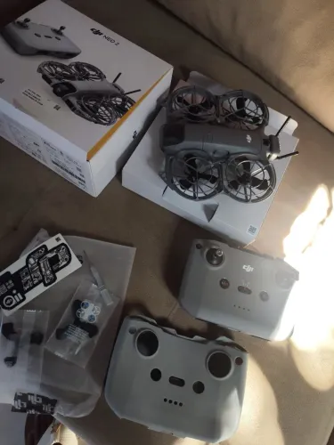 DJi neo 2 com controle ?