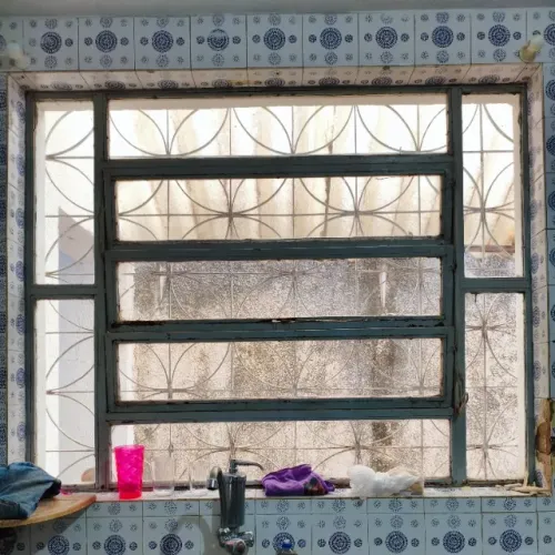 VENDO JANELA DE FERRO ANTIGA COM GRADE