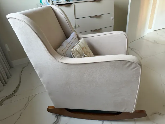 Poltrona Amamentação com encosto para os pés 