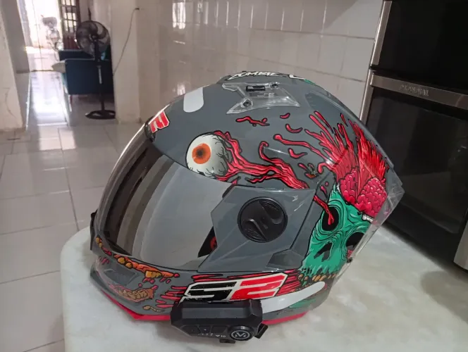 Capacete stherth com fone bluetooth.