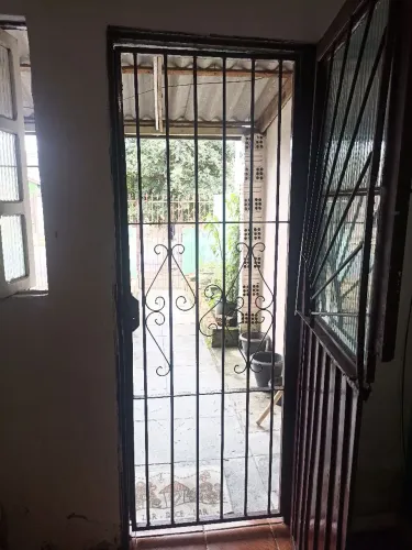 Grade de porta de ferro ótimo estado (sem chaves)