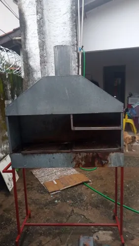 Só R$100!!! Churrasqueira para espetinho
