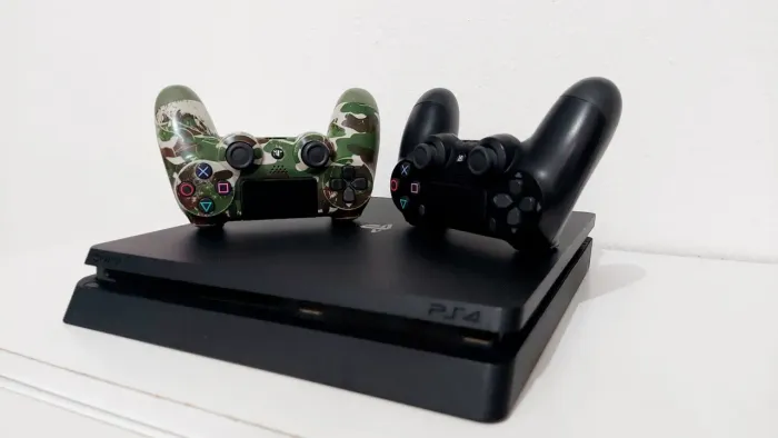 PS4 Slim 500GB CONSERVADO + 2 CONTROLES<br>