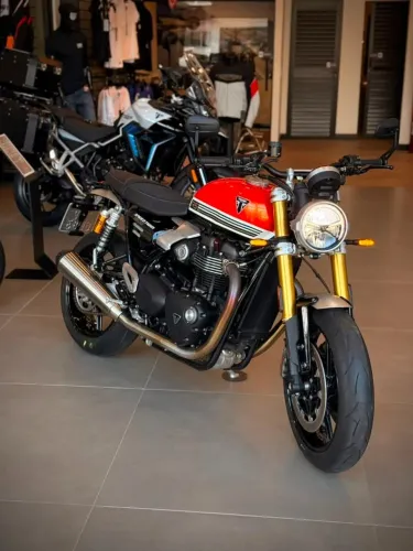 Triumph Speed Twin 1200cc RS - 2025 / COM APENAS 149km RODADOS 