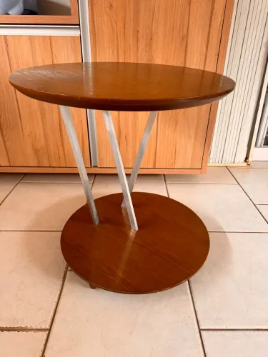 Mesa de madeira com rodinhas