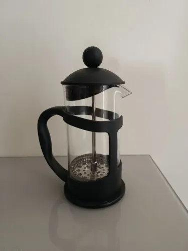 Cafeteira portátil prensa francesa. Preta. Vidro + plástico. 350 ml de capaci. 2 xicaras