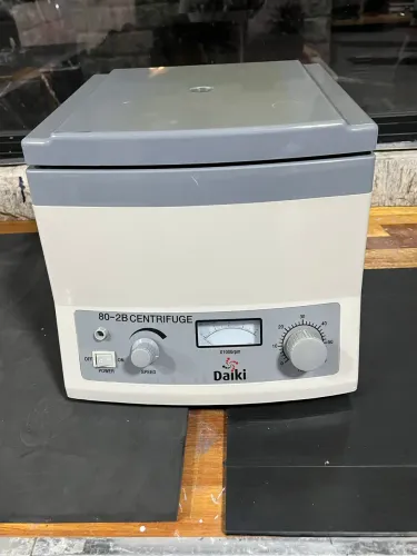 centrífuga laboratorial analógica do modelo Daiki 80-2B