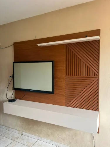 Painel ripado com led e gavetão 