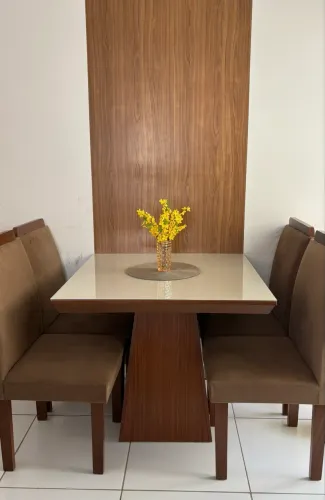 Mesa de vidro com 4 cadeiras