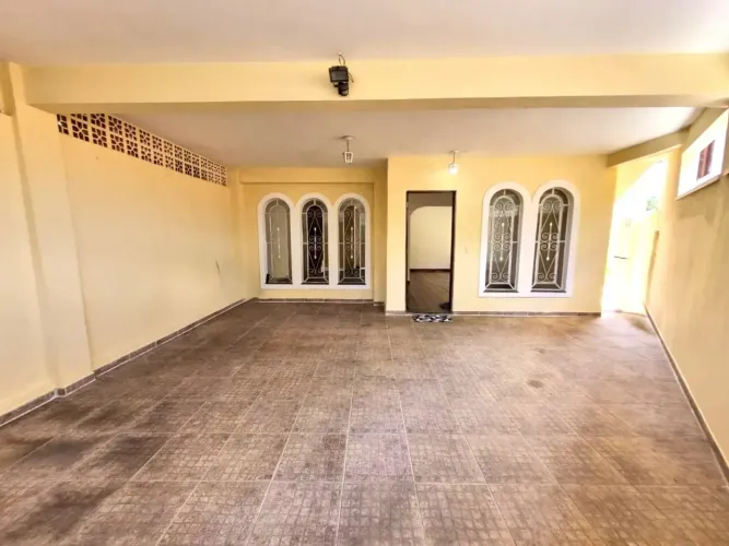 CASA A VENDA, 140m², 4 DORMITÓRIOS, SENDO 3 SUÍTES, VARANDA, JARDIM ESTER