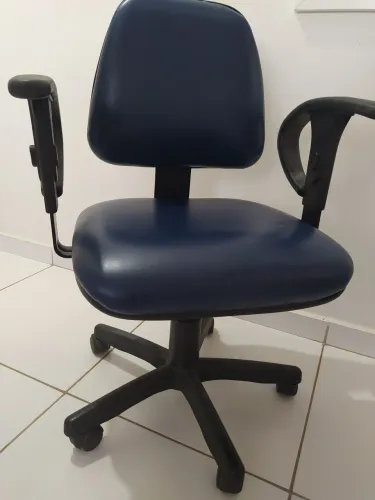 Cadeira Escritório com regulagem de altura, braço e encosto