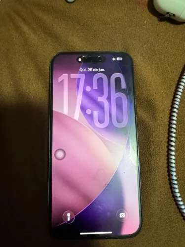 IPhone 14 Pro Max com película do 17 Pro Max a cor do iPhone roxo