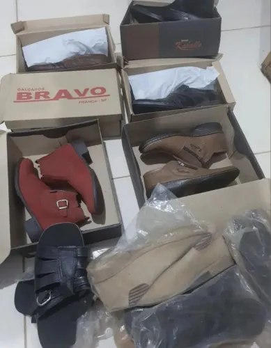 Lote de Botinas, sapatos e sandálias para revenda 