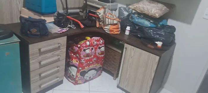 Vendo escrivaninha com gavetas e prateleiras. Falta de espaço . Para sair hj