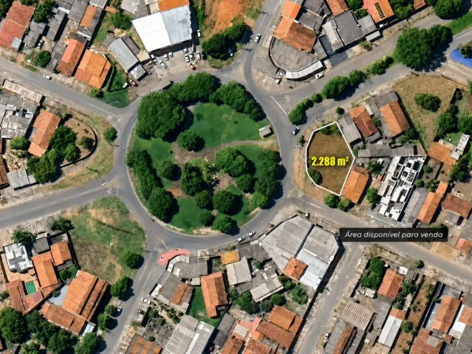 Terreno comercial de 2.288 m² em frente à Praça Paris, no Jardim Europa