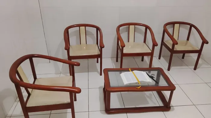 Lindo conjunto poltronas e mesa de centro de madeira
