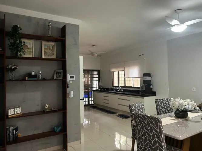 Imóvel para aluguel tem 290 metros quadrados com 3 quartos em Centro - Inocência - MS