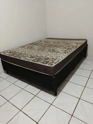 Cama de casal conservada