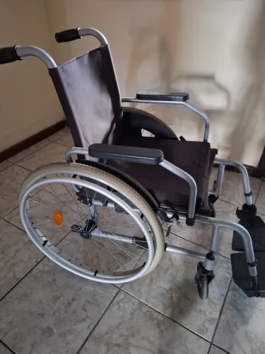 Cadeira de rodas em perfeito estado