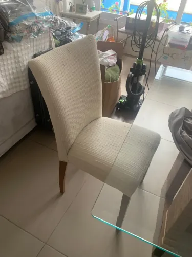Mesa de jantar com seis cadeiras estofadas